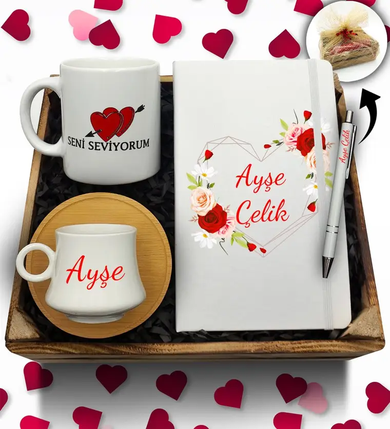 Kasa İçerisinde Sevgililer Günü Temalı Kişiye Özel Beyaz Defter & Beyaz Kupa & Beyaz Fincan & Beyaz Kalem Hediye Seti - Kayseri çiçek siparişi