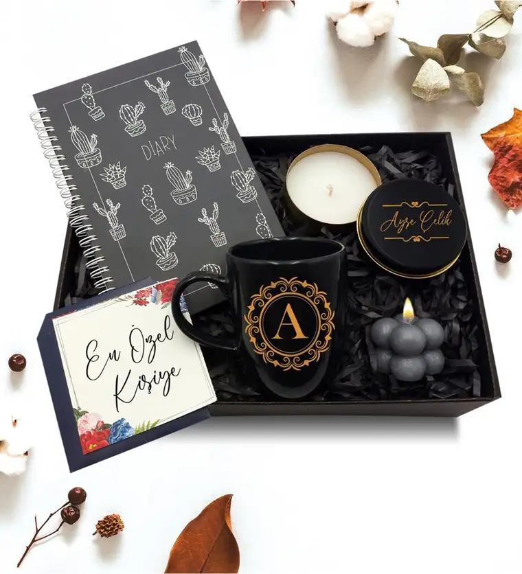 Kişiye Özel Siyah Kupa & Tasarımlı Telli Defter & Gold Detaylı Siyah Mum & Bubble Mum Hediye Seti - Batman çiçek siparişi