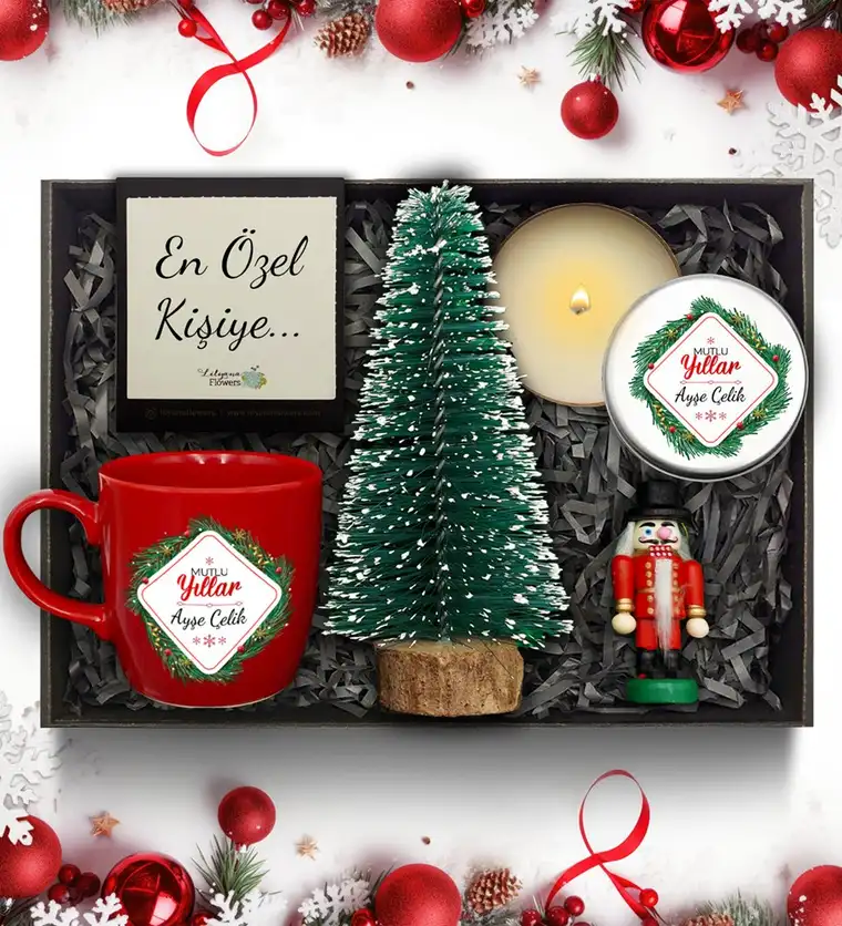 Yılbaşı Temalı Kişiye Özel Kırmızı Kupa & Mini Çam Ağacı & Beyaz Metal Mum & Mini Fındıkkıran Figürü Hediye Seti - Bartın çiçek siparişi